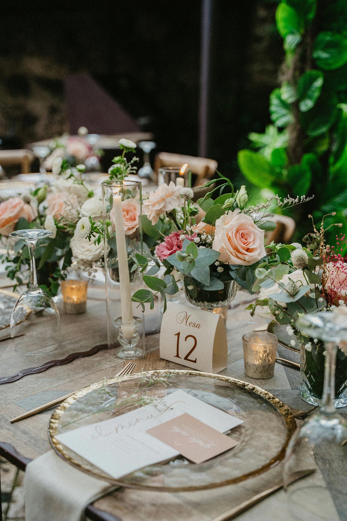 kristy-cruz-z9CmWy85TTY-unsplash wedding table decor