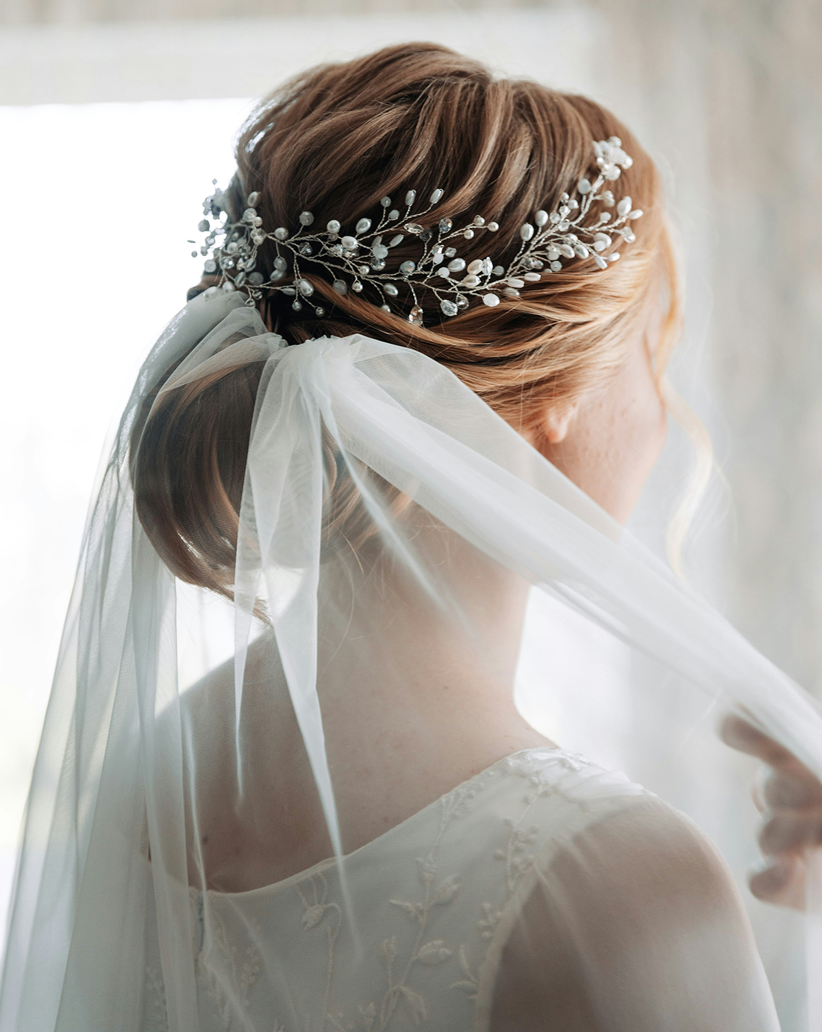 ruvim-fomin-nKsev-cGRuA-unsplash wedding accessories for the hair