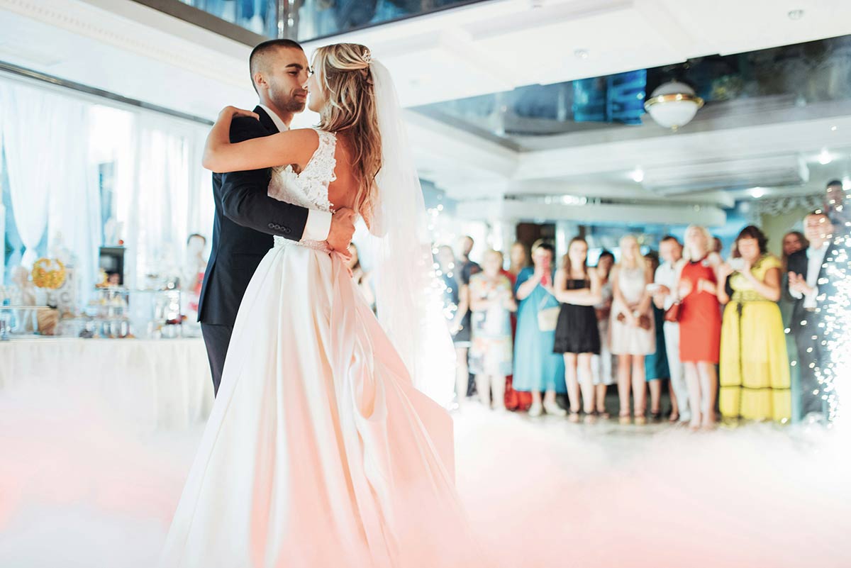 getty-images--vGc1BpftK8-unsplash planning your first dance