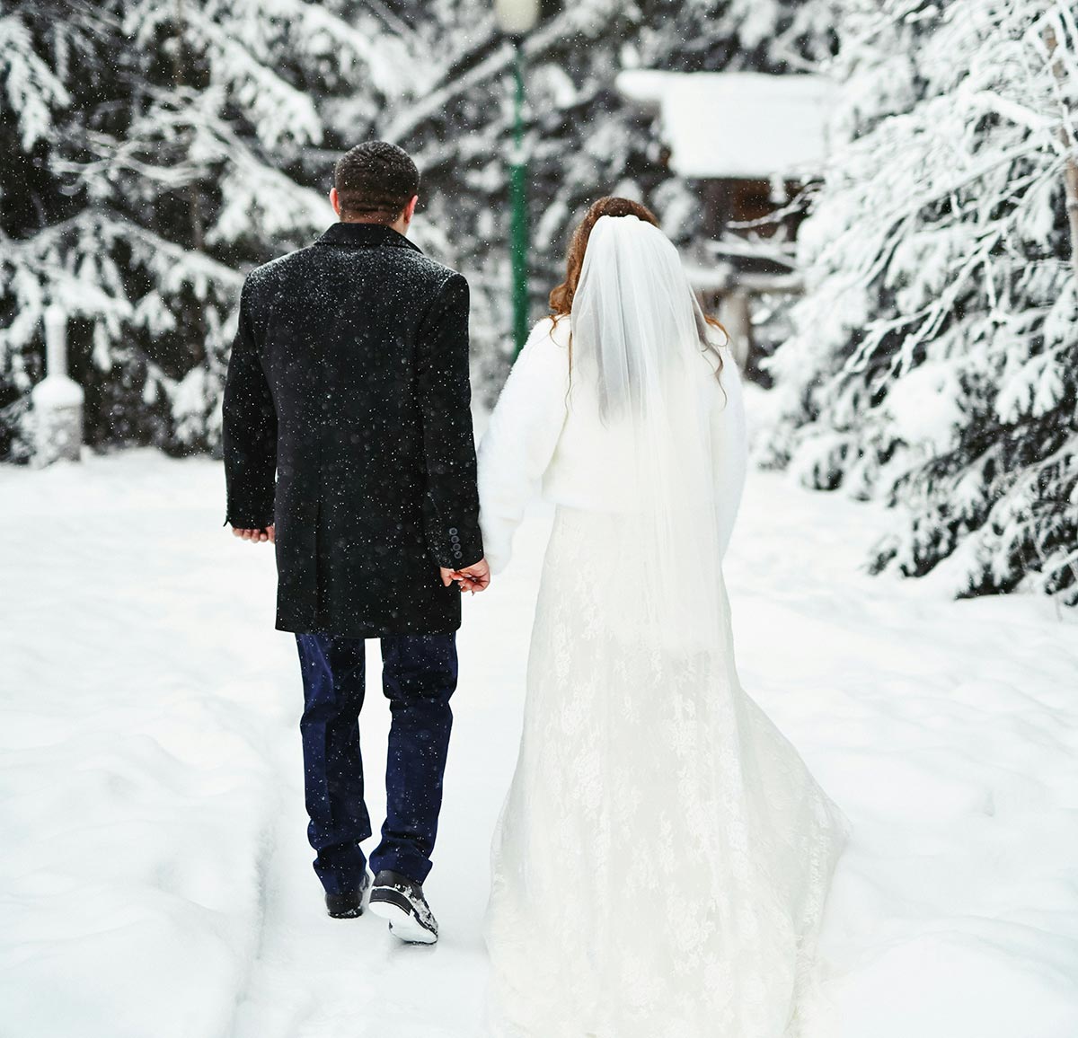konstantin-mishchenko-KB5AkkqYmAM-unsplash winter wedding ideas for an outfit