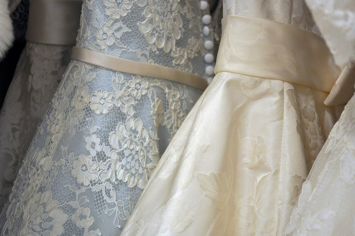 anna-docking-p7v6X41PP4w-unsplash wedding dress shopping things you need to know.