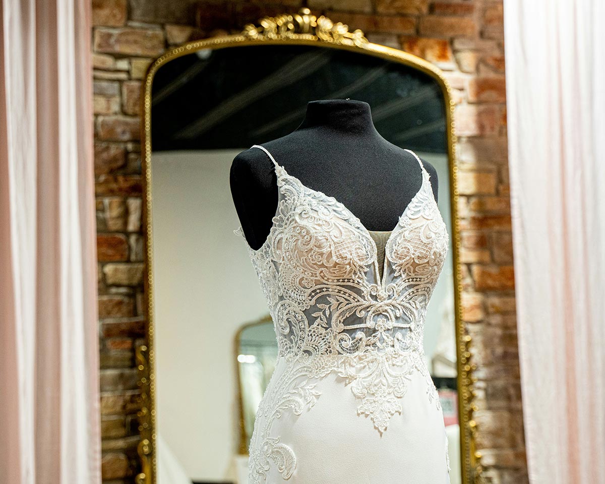 rosemary-williams-TwQSjq9bYJs-unsplash wedding dress