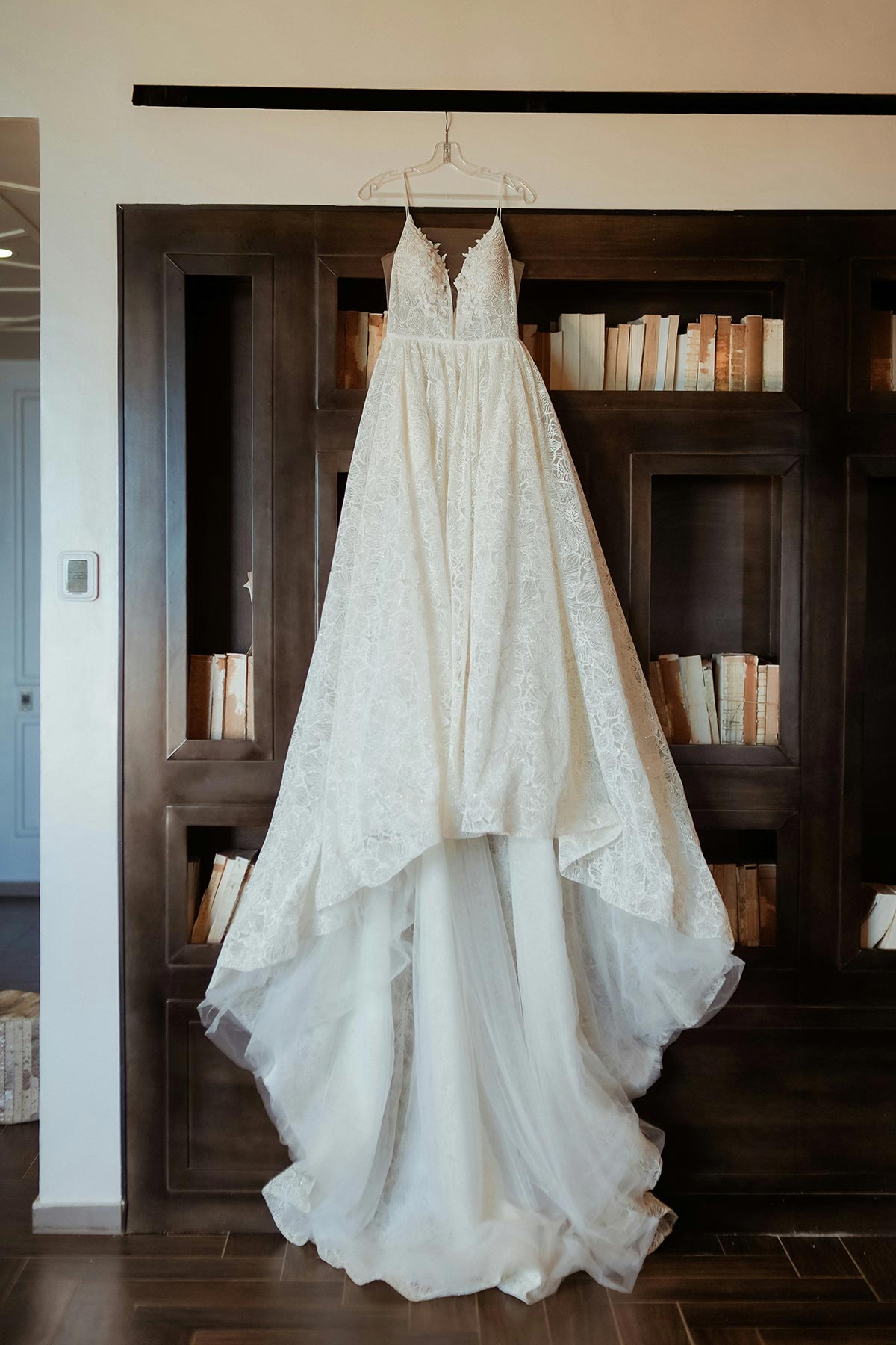 sj-objio-qSgqgOfKZB4-unsplash buying a wedding dress