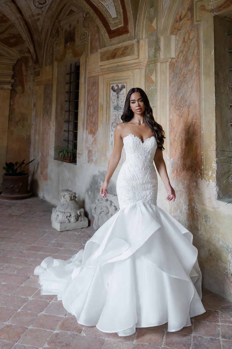 E506_Diana_01_810x bridal gown experience