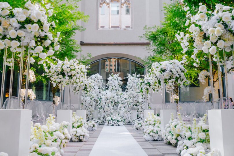 geen and white wedding theme