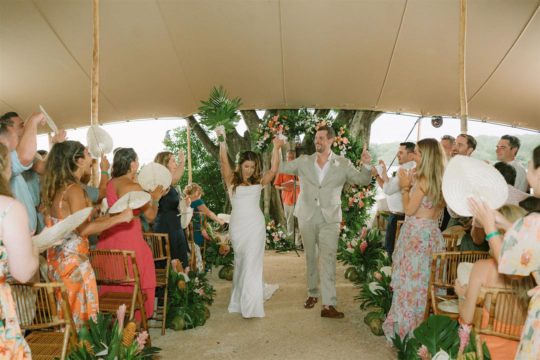 b0306c80-e443-11ef-9a81-6bee1238ddb7_low tropical wedding ceremony