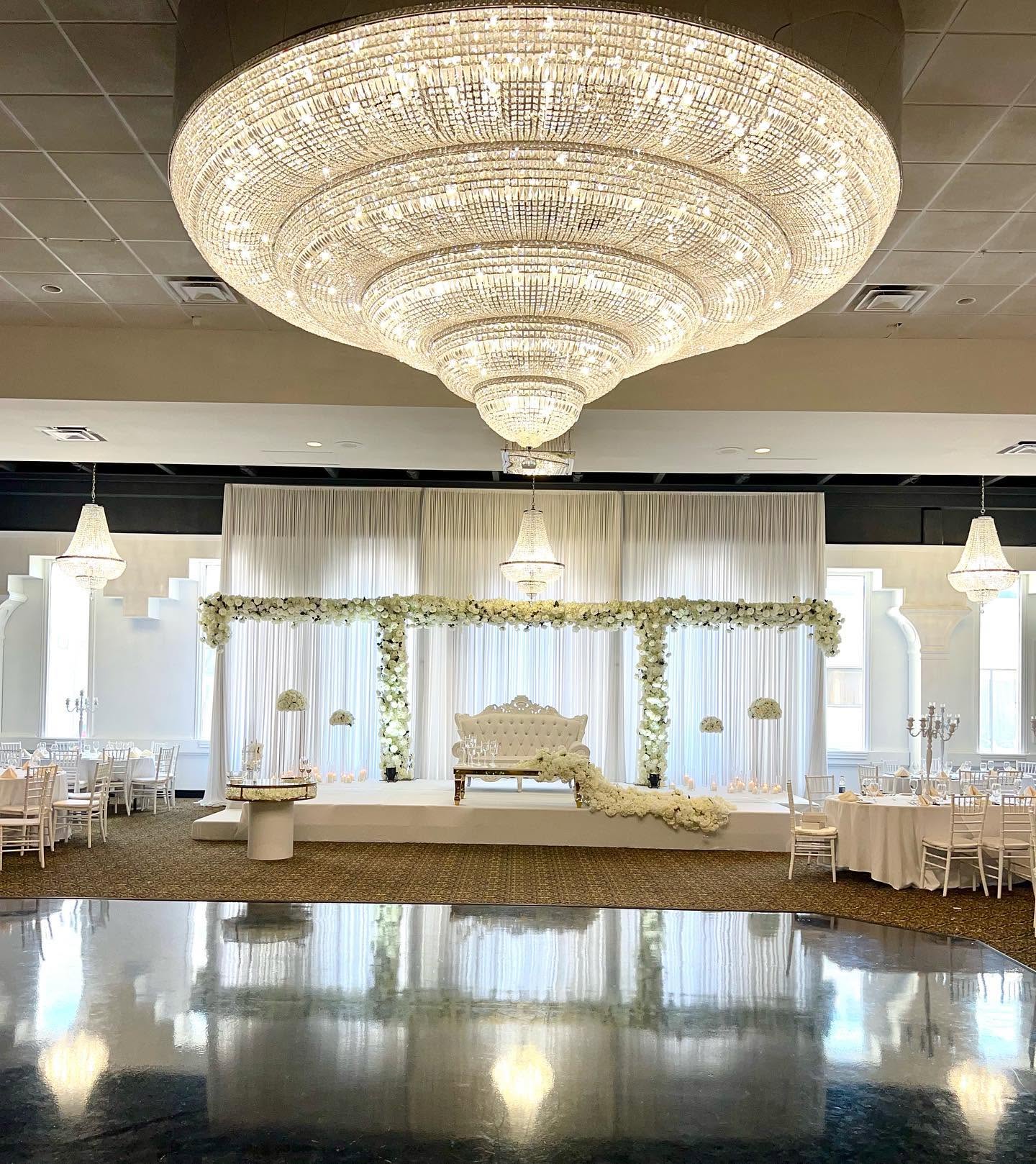 PLAZA LE RIZZ HEAD TABLE Plaza le rizz
