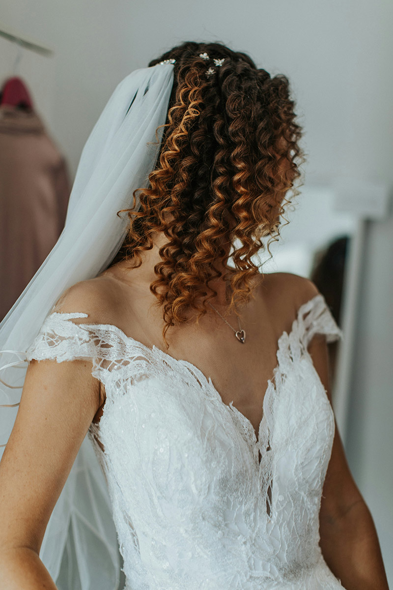nina-mercado-JuHCd7DmK8U-unsplash curly hair